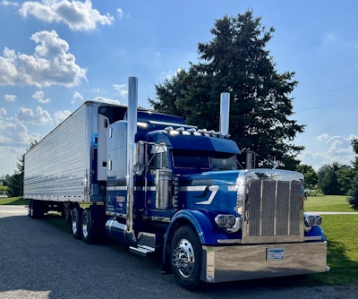 Nelson's 2001 Pete hooked to the reefer trailer