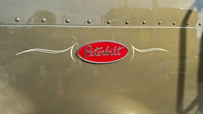 Pinstriping on Bill Rethwisch's 2023 Peterbilt 389